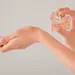 Een vrouw die parfum aanbrengt op haar pulse point; haar pols