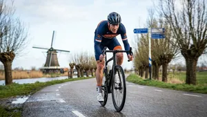 40+ wielrenner trekt explosieve sprint op Nederlandse polderweg ter stimulatie van snelle spiervezels.