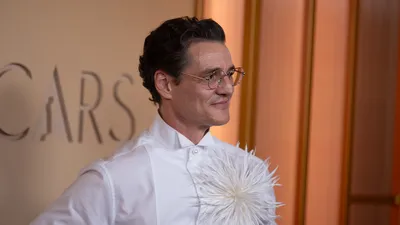 Pedro Pascal in Chanel tijdens de Oscars 2026