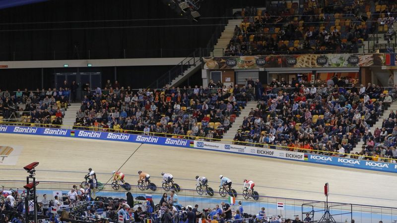 Zware valpartij ontsiert omnium; Kirsten Wild leidt na ...