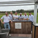 De mannen van Haenen 4, van links naar rechts: captain Dimitri, bouwmijnheer Peter, barkeeper Koertov, schrijver Anton, luchtmachtofficier Michel en Arjan, alias Boogie.