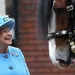 Queen Elizabeth extreem open over kroning: "Van die kroon kun je je nek breken"