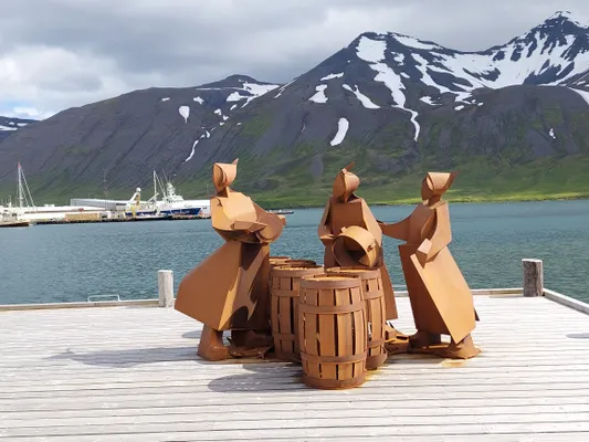 De 'haringmeisjes' van Siglufjörður. Anna Caroline ligt links in de verte