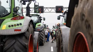 Boerenprotesten hervat: brandende hooibalen, A1 dicht en ongeluk op A7