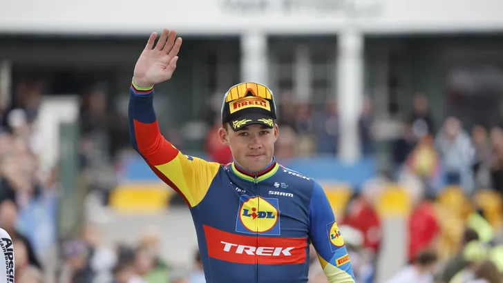 mads pedersen op podium roubaix