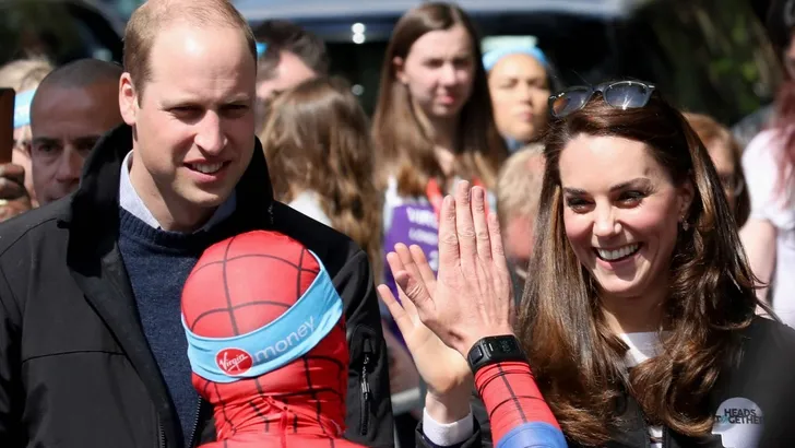 Royals delen flesjes water uit tijdens London Marathon