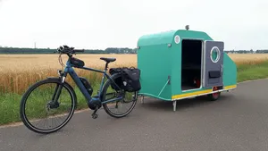 Man bouwt voor 300 euro mini-caravan voor achter elektrische fiets