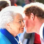 Queen tegen Harry: 'Je kunt elk moment je Koninklijke Titel terugkrijgen'