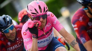 Alessandro de Marchi afgevoerd na harde crash: 'Hij is bij bewustzijn'