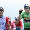 Wout van Aert dolt weer op sociale media en geeft fakkel met liefde door aan Alberto Bettiol