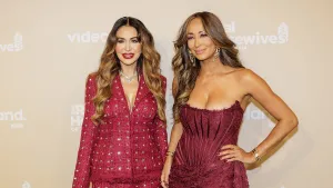 Foto van Tamara Elbaz en Maria Tailor in rode outfits bij de première van het derde seizoen The Real Housewives of Amsterdam