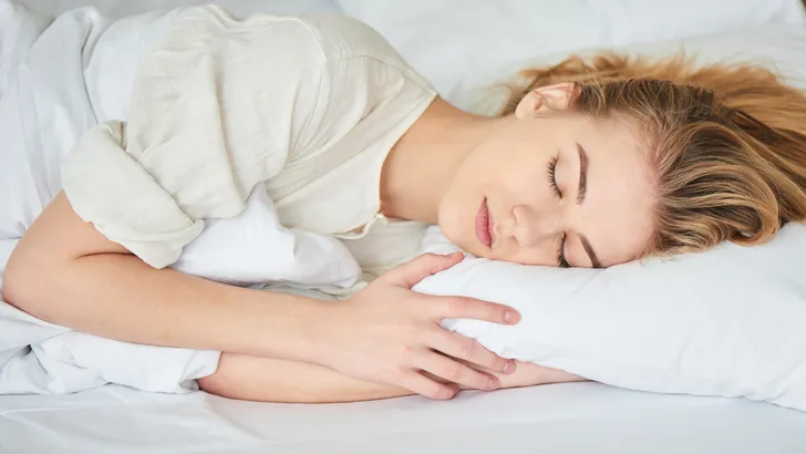 Waarom je vaak vlak voor het hoogtepunt van je droom wakker wordt