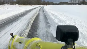 Karma in de sneeuw: Automobilisten negeren afzetting N33 en rijden zich direct vast