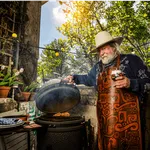 Henk Schiffmacher barbecuet tegenwoordig in zijn zelf ontworpen schort: 'Waar vuur is, is smaak'