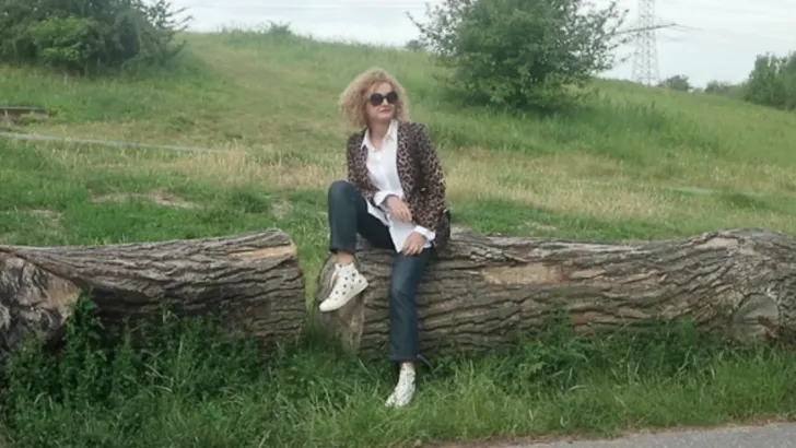 Modevlogger Anita laat 7 verschillende looks zien met slechts één overhemd