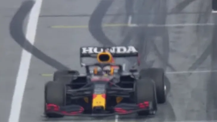 FIA: 'Max Verstappens burnout kon niet door de beugel' 