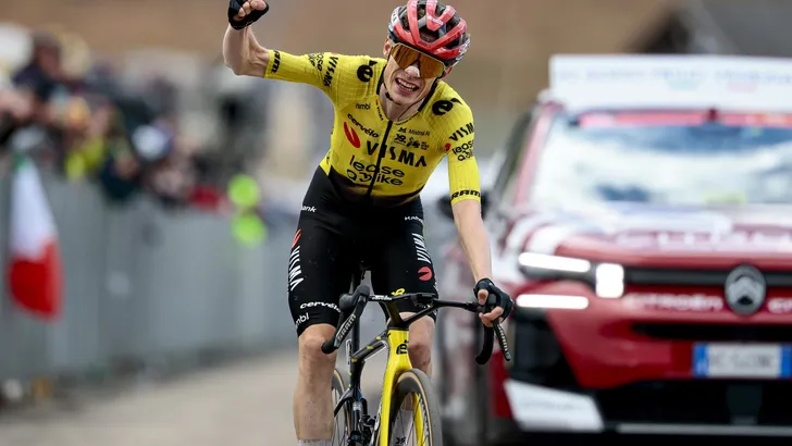 Jonas Vingegaard staat er uitstekend voor in de Giro d'Italia, maar echt sprankelen doet hij nog niet. Thomas Dekker werpt een interessante vraag op wat betreft de prestaties van de Deen.