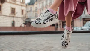 Van ballerina sneakers tot coole luipaardprintjes. Dit zijn de ultieme sneaker trends voor de zomer van 2026. Lees snel welke niet mogen ontbreken!