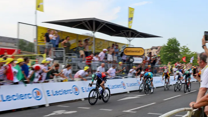 Abstract beeld van de eerste massasprint van de Tour 2026.