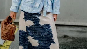 Een vrouw met dierenprint aan