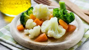 Je gooit letterlijk alle vitamines weg als je groente op deze manier kookt