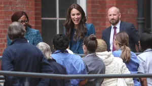 Foto van prinses Kate in gesprek met publiek. – Slechte gewoonte van prinses Kate