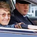 Margriet in auto kijkt lachend uit open raampje