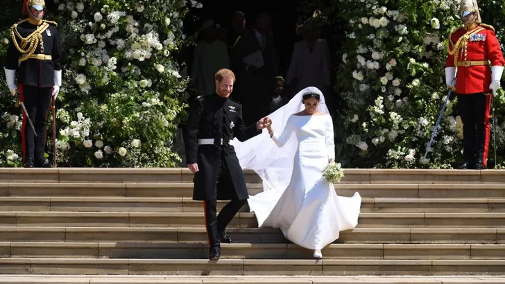 Expo: wel Meghan's echte bruidsjurk, niet Harry's uniform