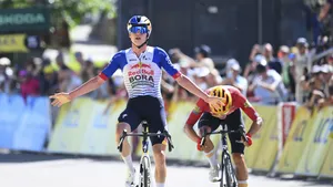 Maxim Van Gils klopt Tobias Johannessen in de Tour Auvergne.