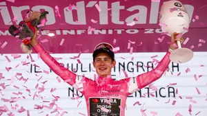 Jonas Vingegaard valt aan en rijdt Felix Gall uit het wiel in de laatste bergrit van de Giro d'Italia.