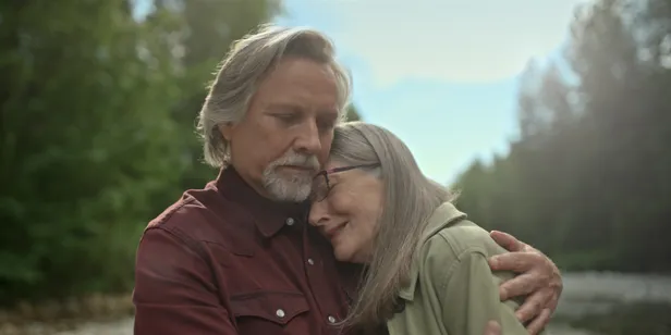 John Ralston als Roland en Annette O’Toole als Hope