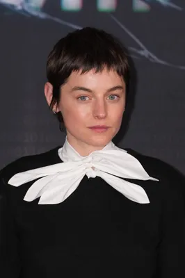 Emma Corrin speelt Elizabeth Bennet.