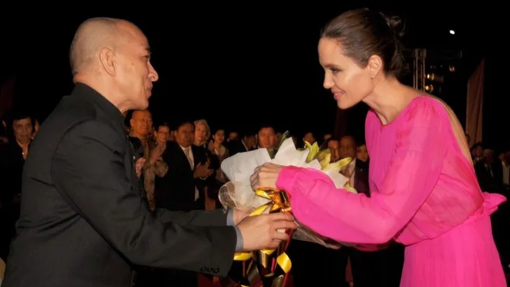 Koning Cambodja naar de film met Angelina Jolie 
