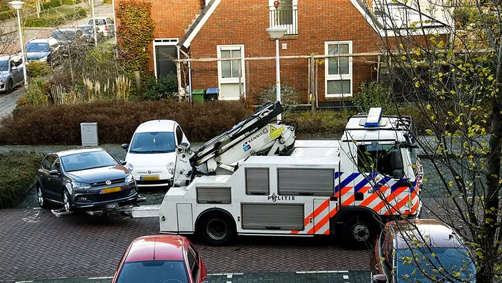 Vrouw belt takelwagen om plaats te maken op parkeerterrein