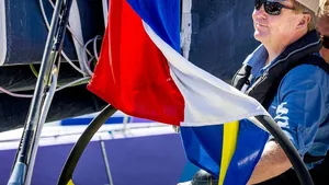 In beeld: Koning aan het roer tijdens Volvo Ocean Race 