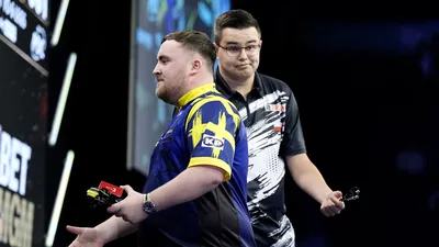 Luke Littler en Gian van Veen na de Premier League-wedstrijd in Manchester.