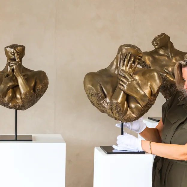 Petra Flach aan het werk in haar kunstgalerij Bodycasting Nederland