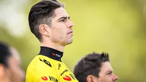 Wout van Aert in het tenue van Visma | Lease a Bike, gefocust vooruitkijkend, in een artikel over zijn methode om af te vallen voor de Tour de France.