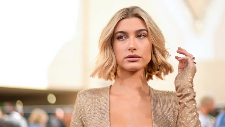 Moet je zien: Hailey Baldwin draagt 4 trends in 1 outfit 