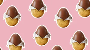 paaseitjes op een roze achtergrond