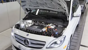 Mercedes vraagt 20.000 euro voor kapotte EV maar monteur fixt het met afval
