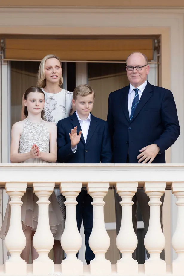 Charlene bob kapsel: prinses Charlene, prins Albert, prinses Gabriella en prins Jacques bij de Sint-Jansviering.