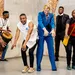 Máxima danst met locale bevolking tijdens werkbezoek aan Zuid-Afrika