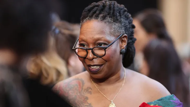 Je gelooft nooit welke schoenen Whoopi Goldberg onder haar Oscar jurk droeg