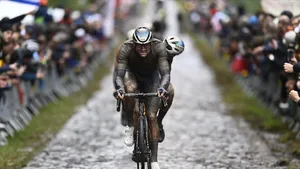 mathieu van der poel in natte parijs-roubaix 2021