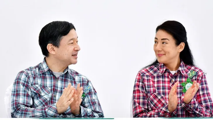 Aanstaande keizer Japan draagt een heuptasje (!)