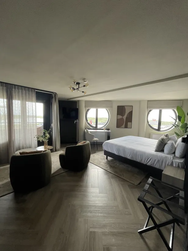 De prachtige suite van Leonardo Hotel IJmuiden Seaport Beach
