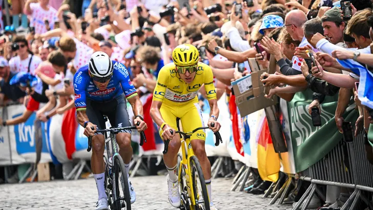 Mathieu van der Poel won op krankzinnige wijze de laatste etappe van de Tour de France. Met in de slotkilometer cruciale hulp van Tadej Pogacar. Dat zag ook Tom Dumoulin.