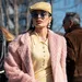 Foto van modieuze vrouw tijdens Fashion Week. – Beau Monde's weekendtips