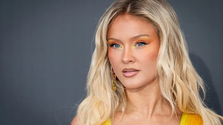 Exit clean girl make-up: dit is hoe je modern maximalisme draagt in 2026